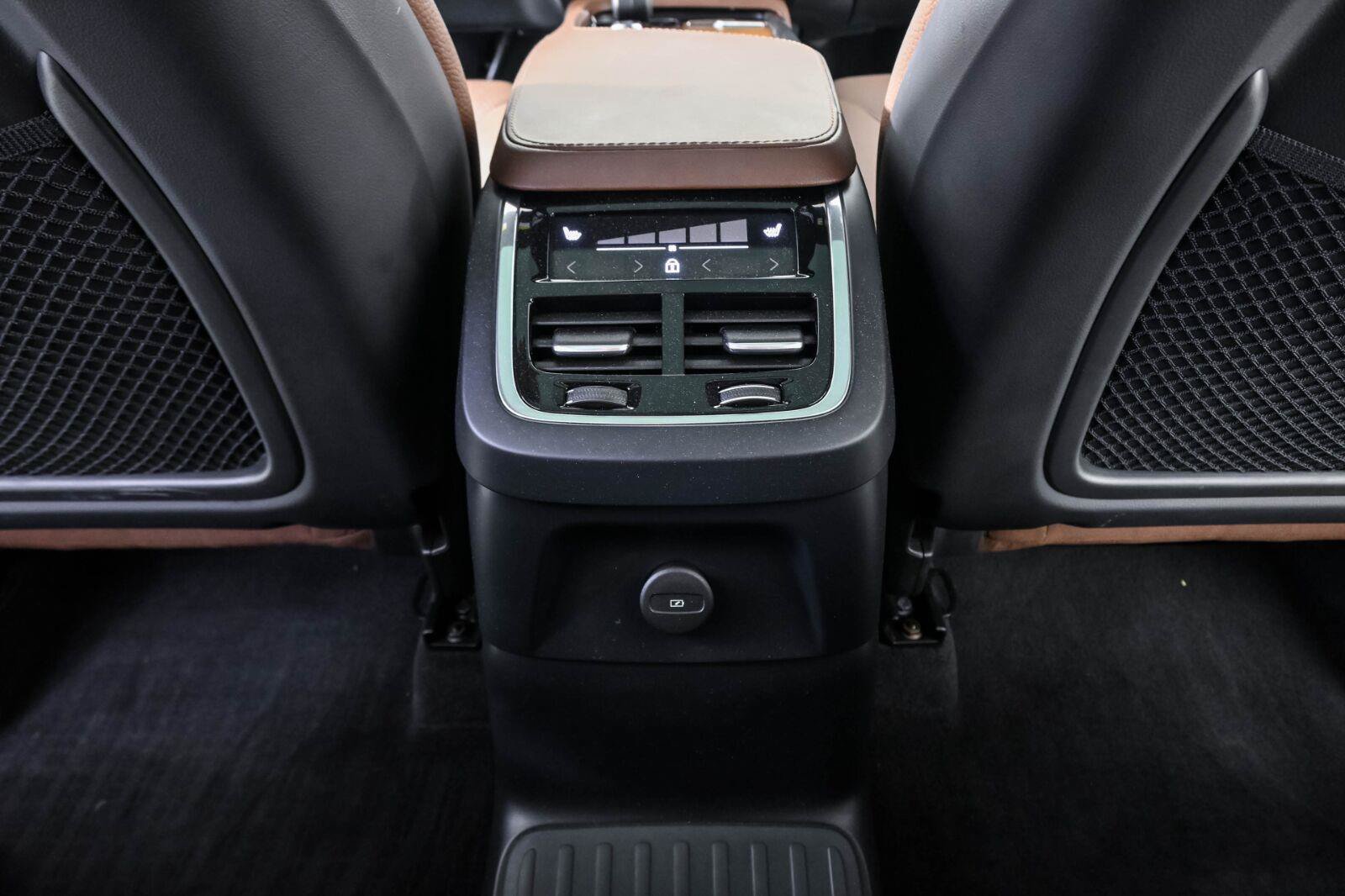 Certified 2024 Volvo XC90 T8 Plus w/ Protection Package Premier AWD/4WD image 17