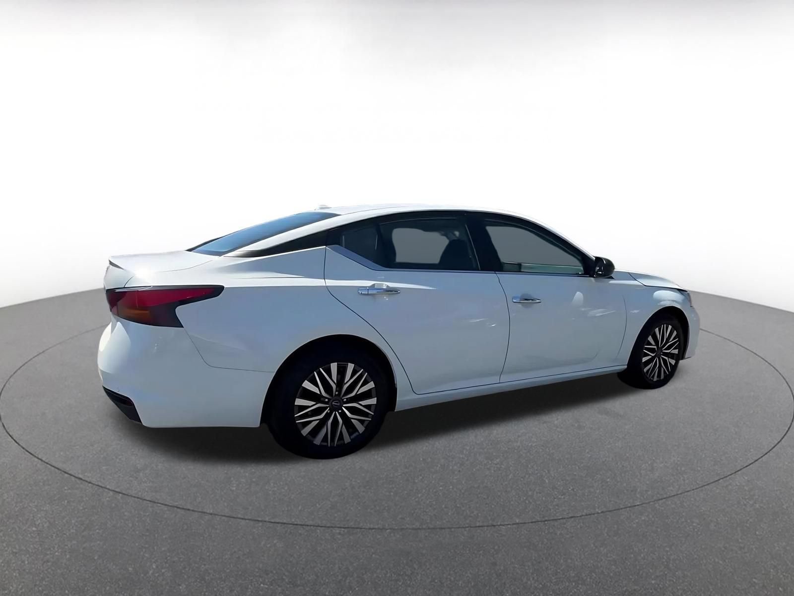 Used 2025 Nissan Altima 2.5 SV FWD image 14