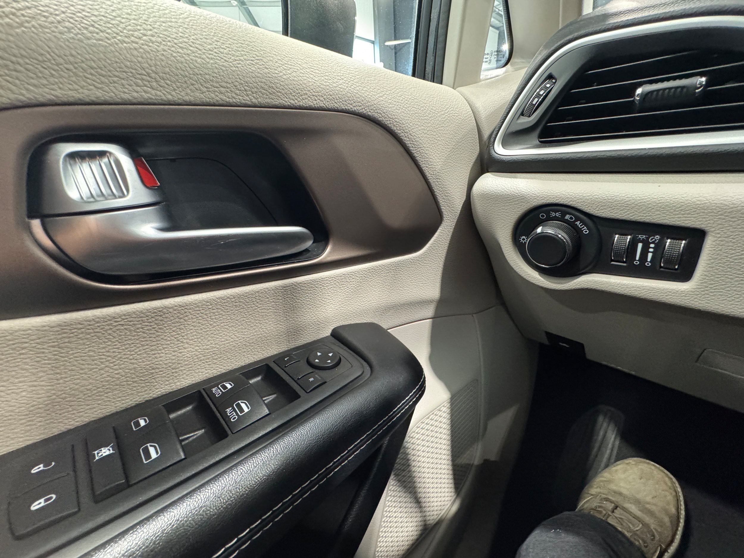 Used 2022 Chrysler Voyager LX FWD image 16