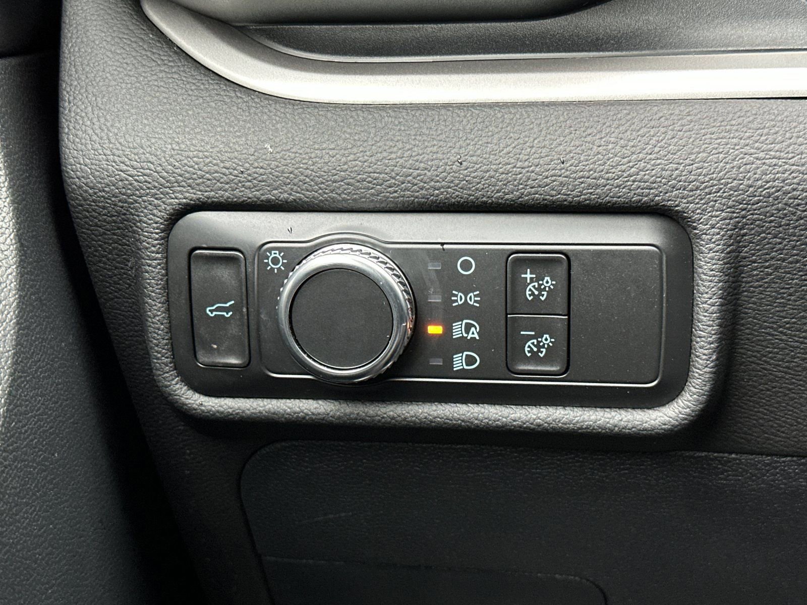 Used 2022 Ford Explorer XLT image 34