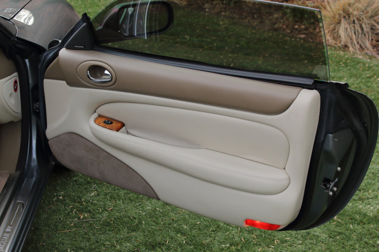 Used 2003 Jaguar XK8 Coupe image 38