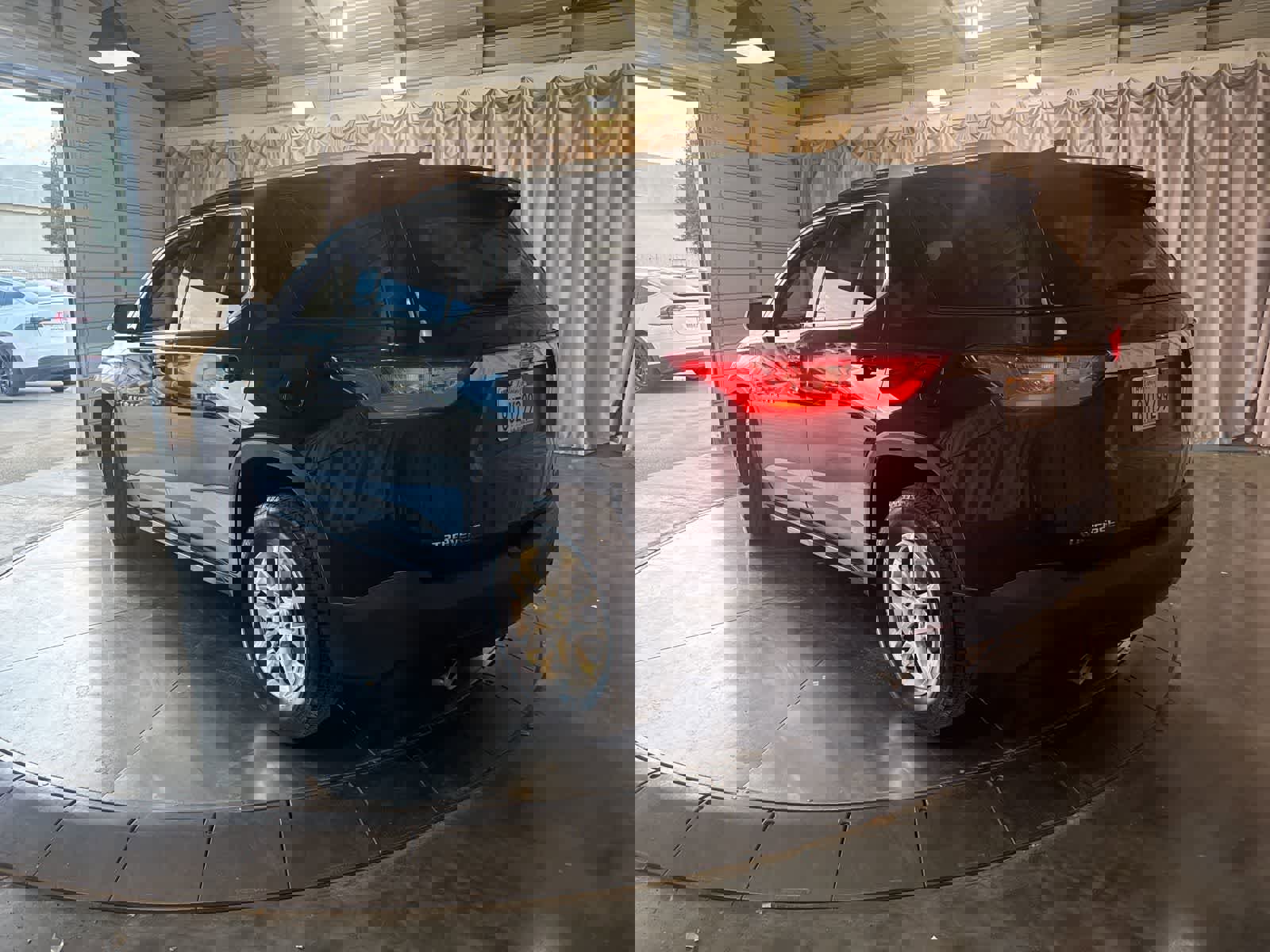 Used 2018 Chevrolet Traverse LT w/ LPO, 'HIT The Road' Package image 7