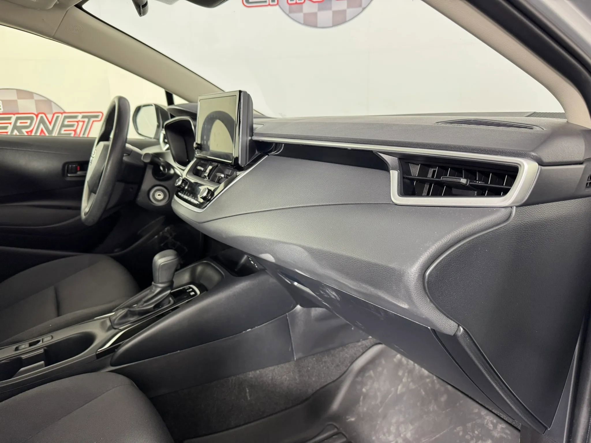 Used 2025 Toyota Corolla LE FWD image 12