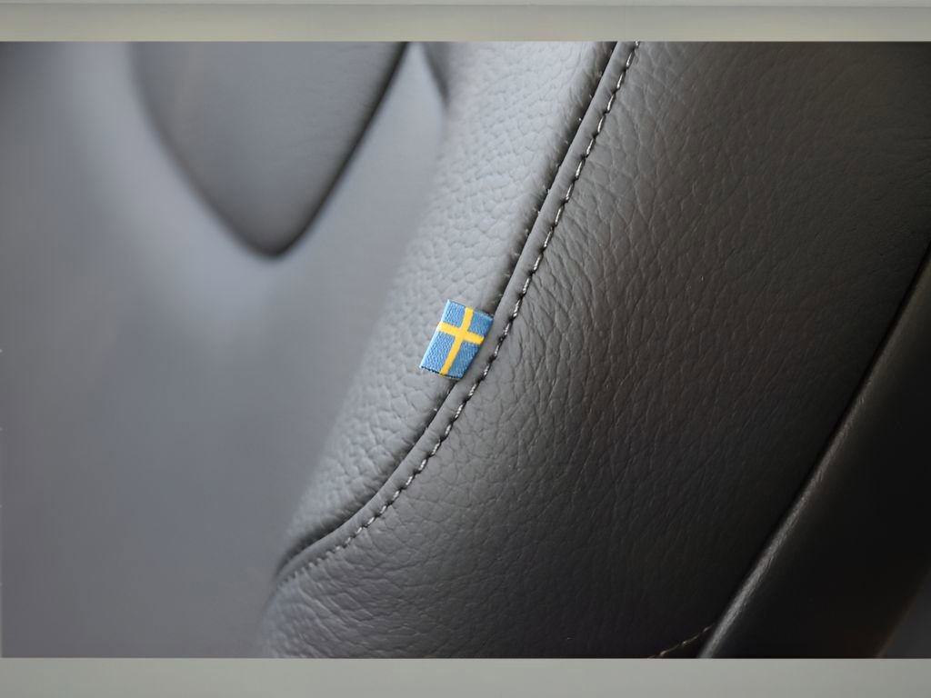 Certified 2025 Volvo XC60 T8 Plus w/ Protection Package Premier image 35
