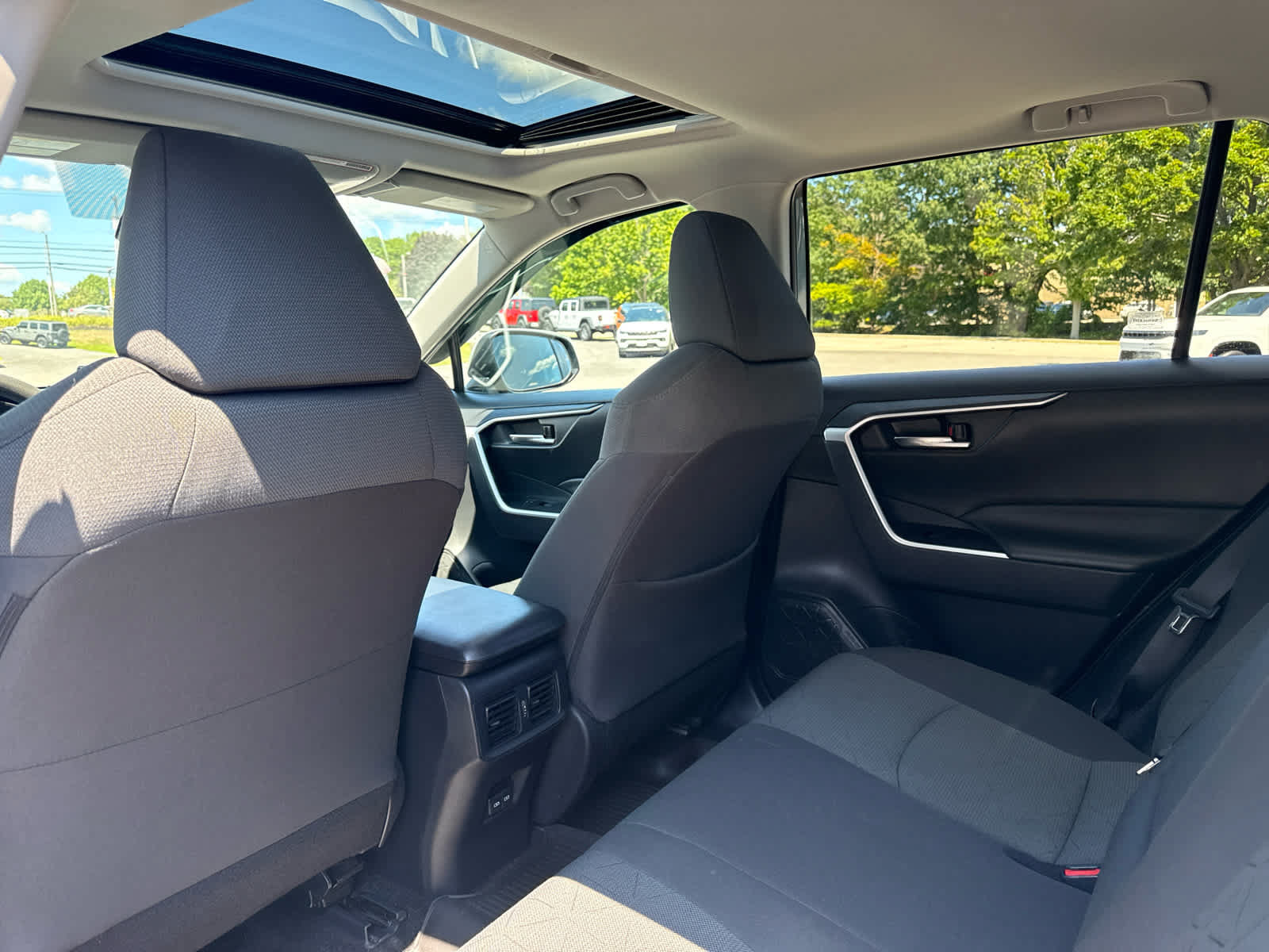 Used 2022 Toyota RAV4 XLE w/ Convenience Package AWD/4WD image 16