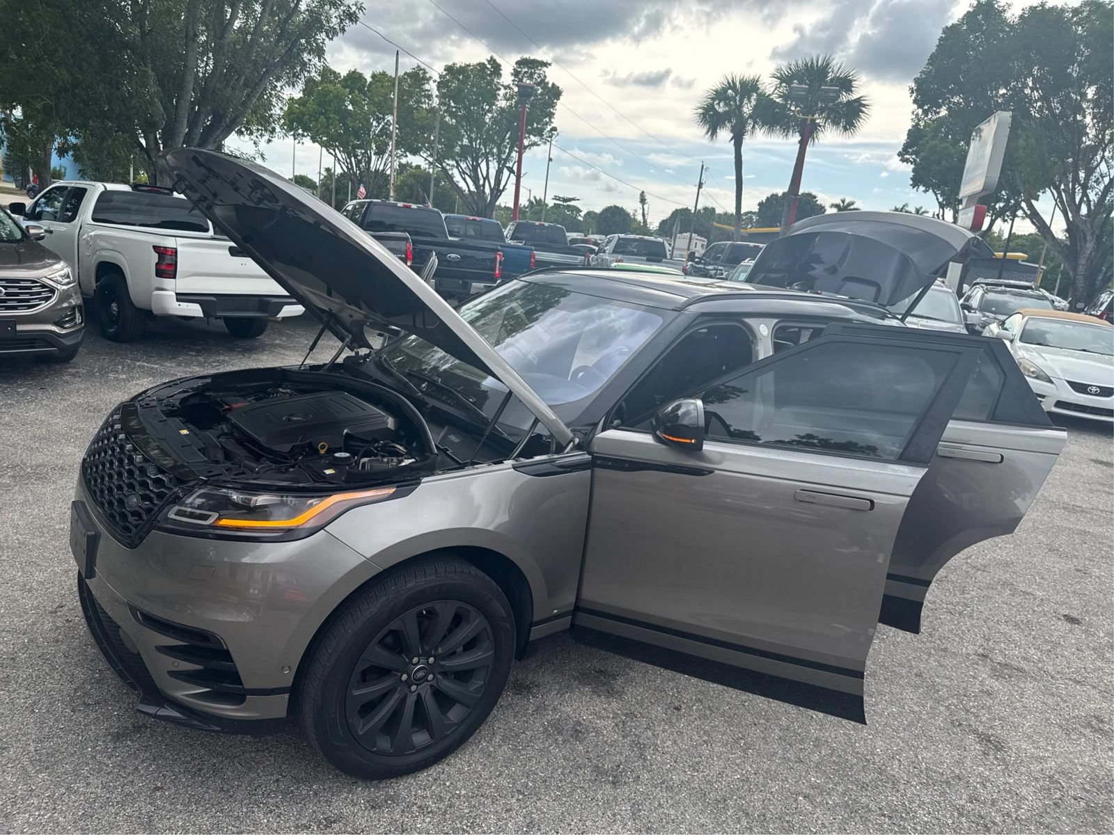Used 2018 Land Rover Range Rover Velar R-Dynamic SE AWD/4WD image 12