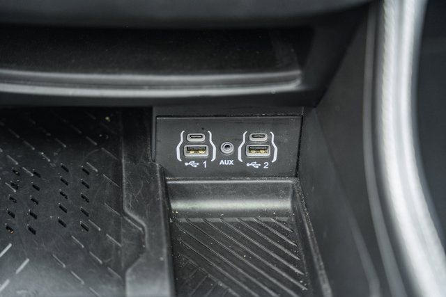 Used 2025 Chrysler Pacifica Limited image 32
