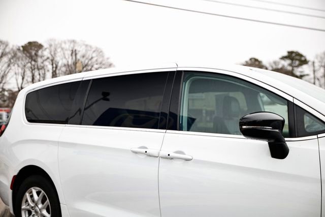 Used 2024 Chrysler Pacifica Touring-L image 12