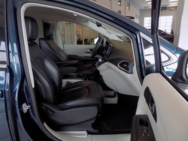 Used 2023 Chrysler Pacifica Touring-L FWD image 28
