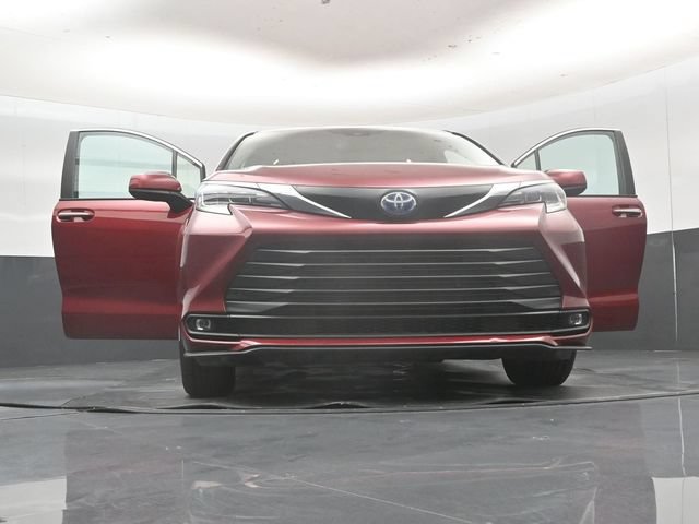 Used 2025 Toyota Sienna XLE FWD image 61