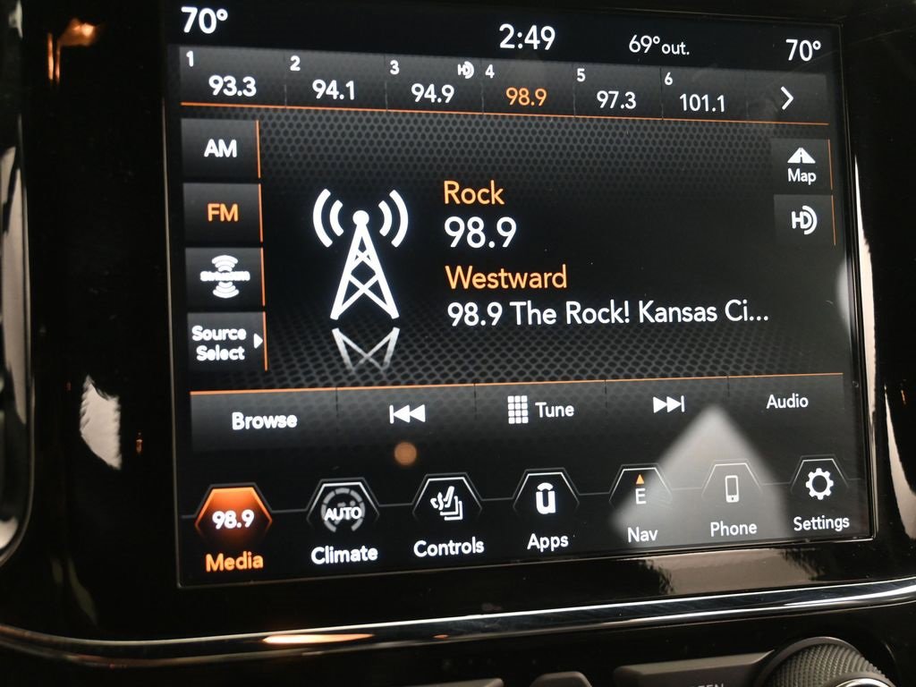 Used 2021 Jeep Grand Cherokee Laredo X image 10