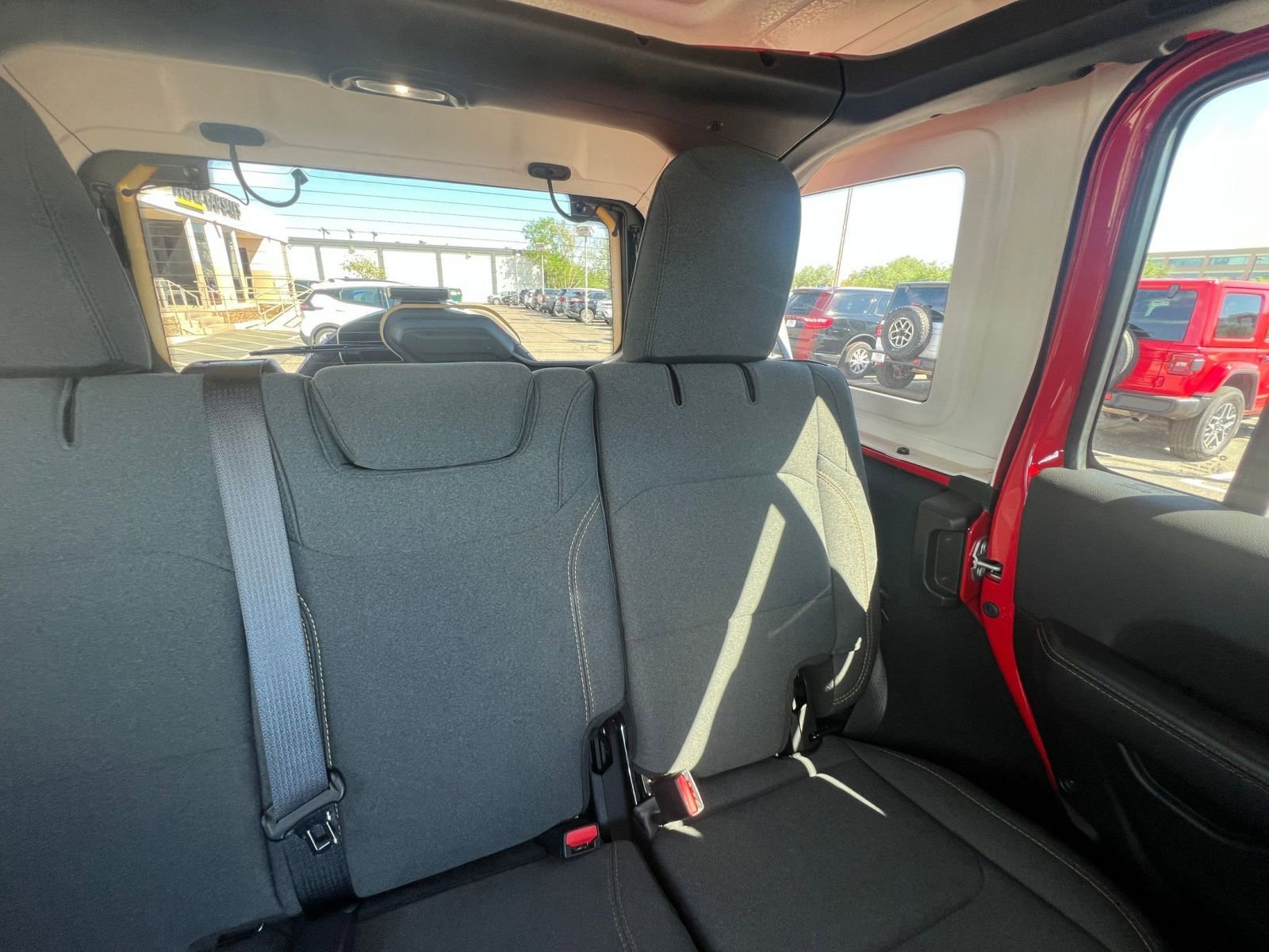 Used 2025 Jeep Wrangler Sahara image 37