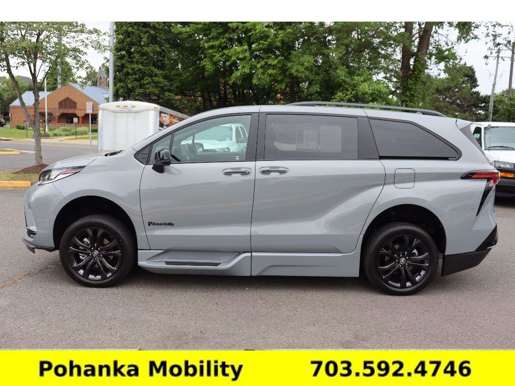 Used 2025 Toyota Sienna XSE w/ XSE Plus Package FWD image 4