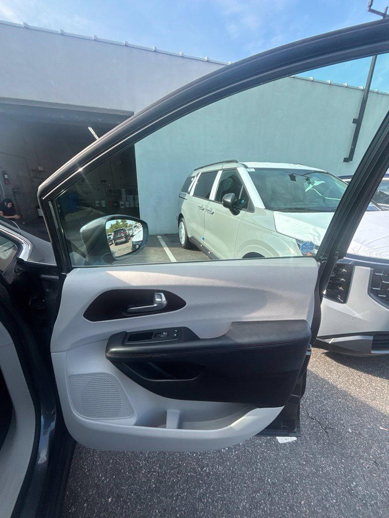 Used 2017 Chrysler Pacifica Limited w/ Tire & Wheel Group FWD image 22