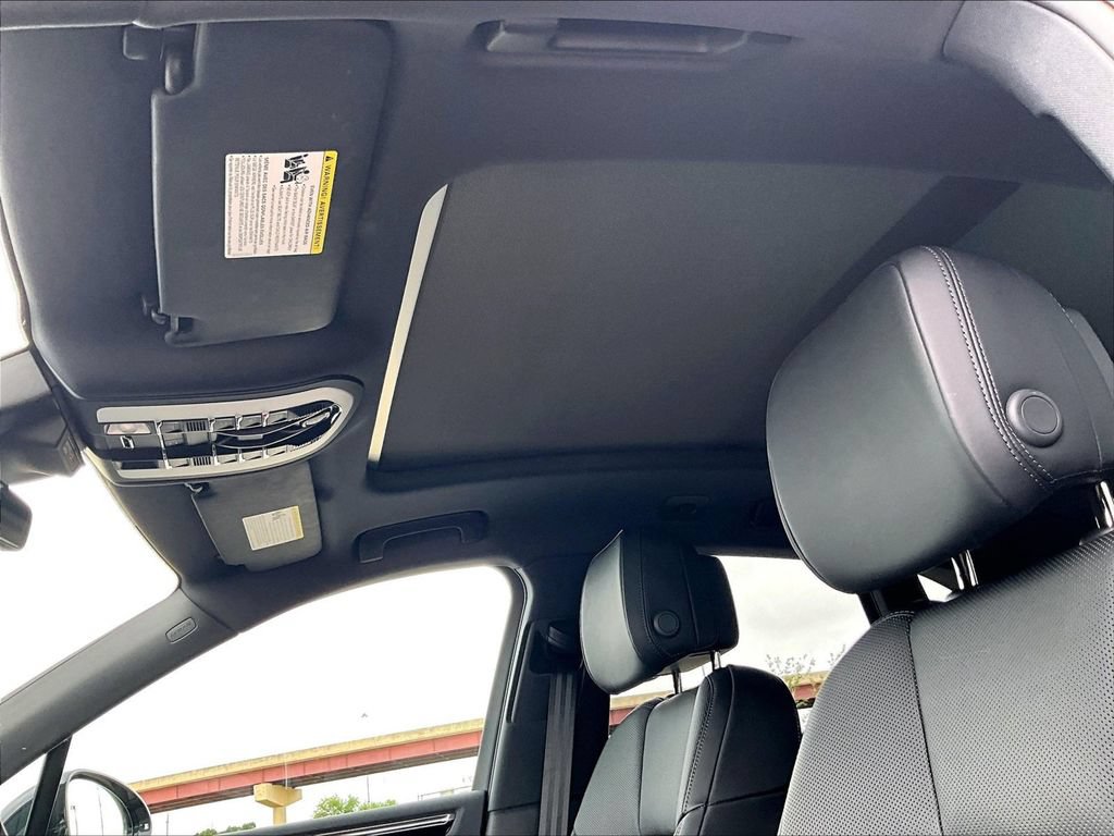 Certified 2025 Porsche Macan AWD/4WD image 18