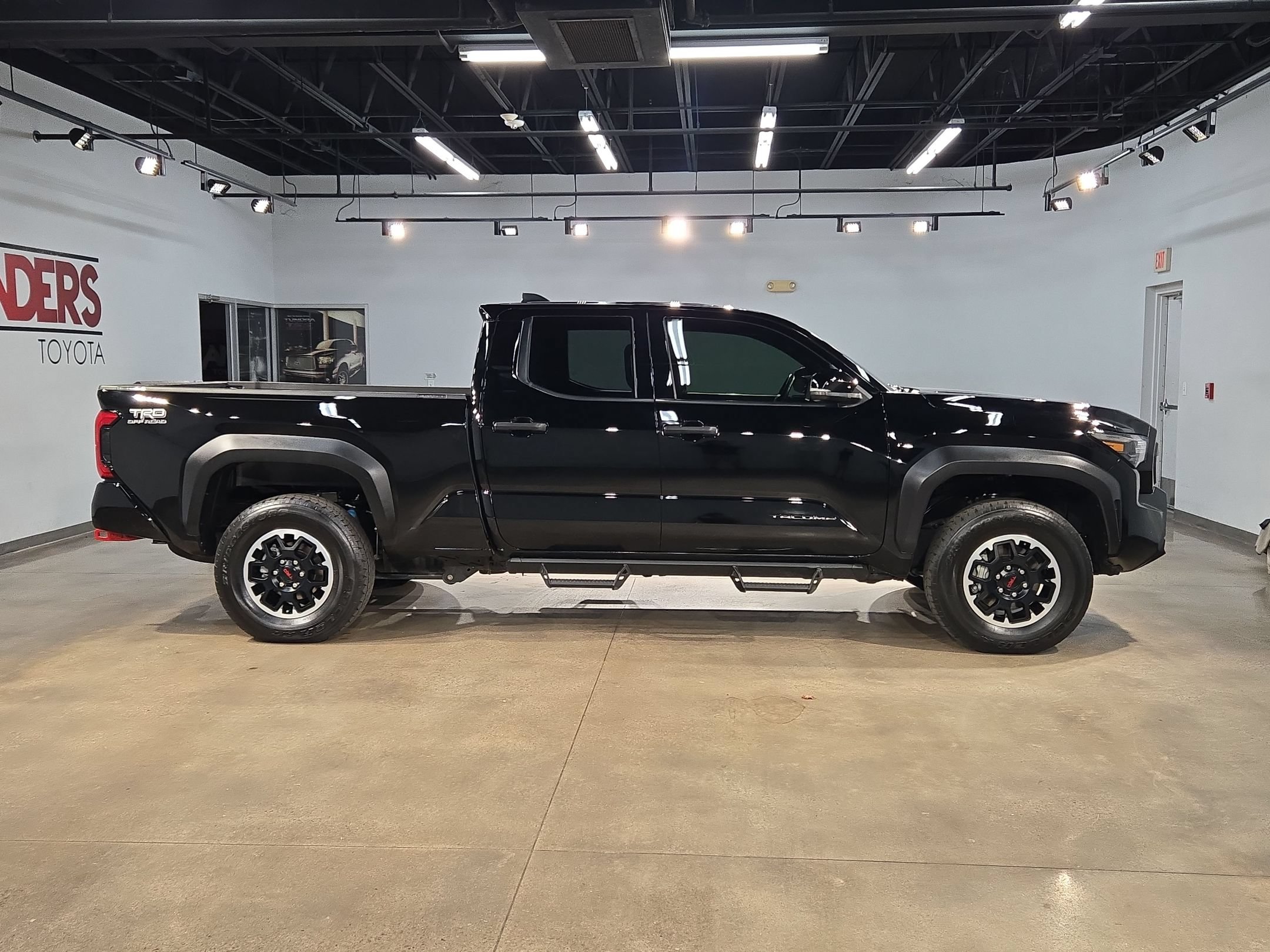 Used 2025 Toyota Tacoma TRD Off-Road w/ TRD Off Road Upgrade Package AWD/4WD image 8