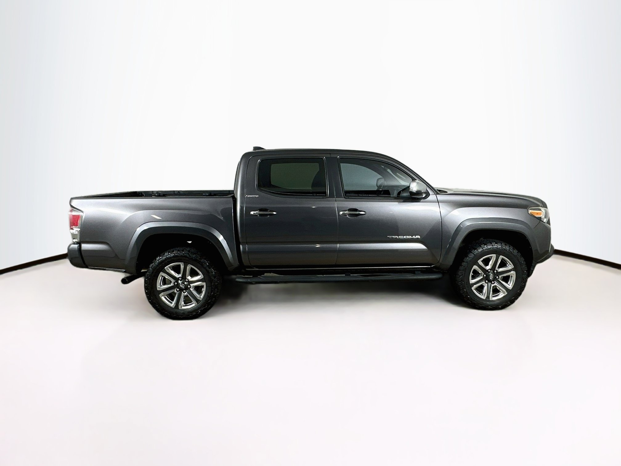 Used 2017 Toyota Tacoma Limited w/ Tow Package AWD/4WD image 10