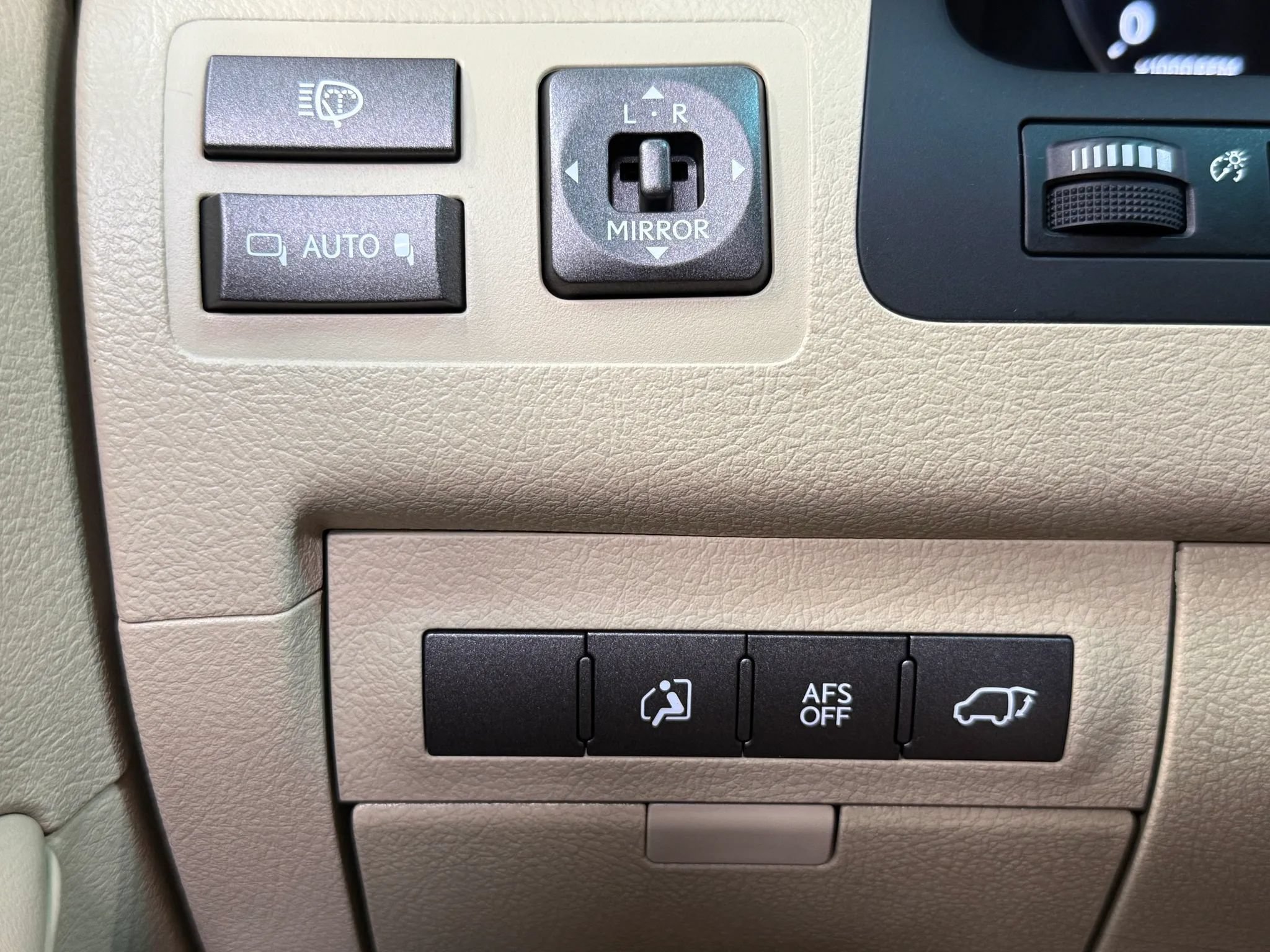 Used 2010 Lexus LX 570 4WD image 31