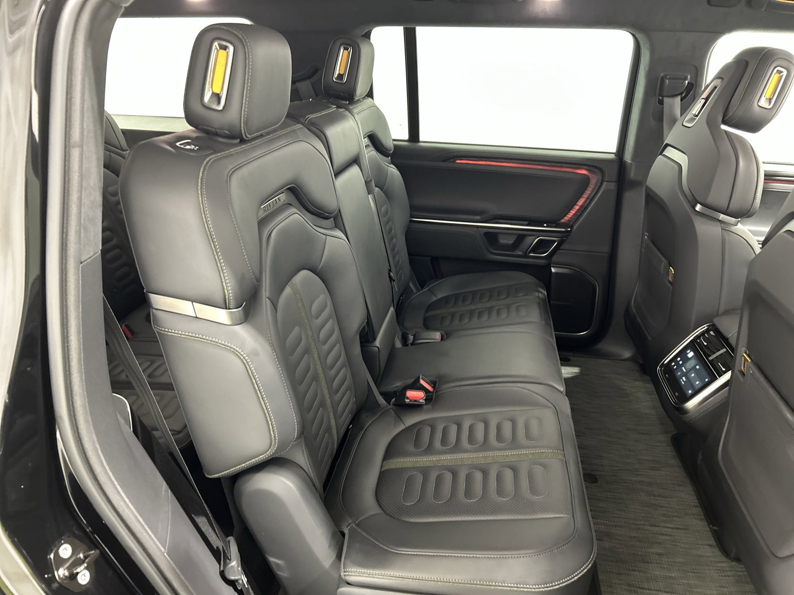 Used 2022 Rivian R1S Launch Edition image 23