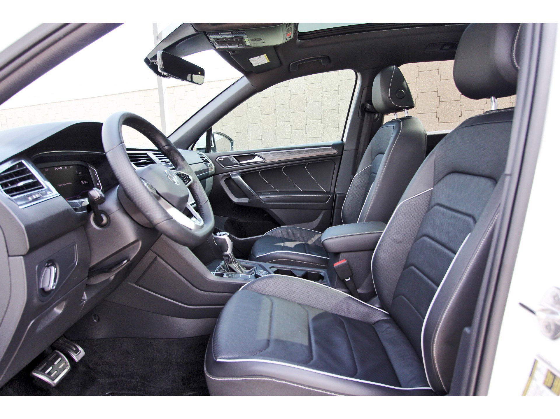 Used 2022 Volkswagen Tiguan SEL R-Line image 31