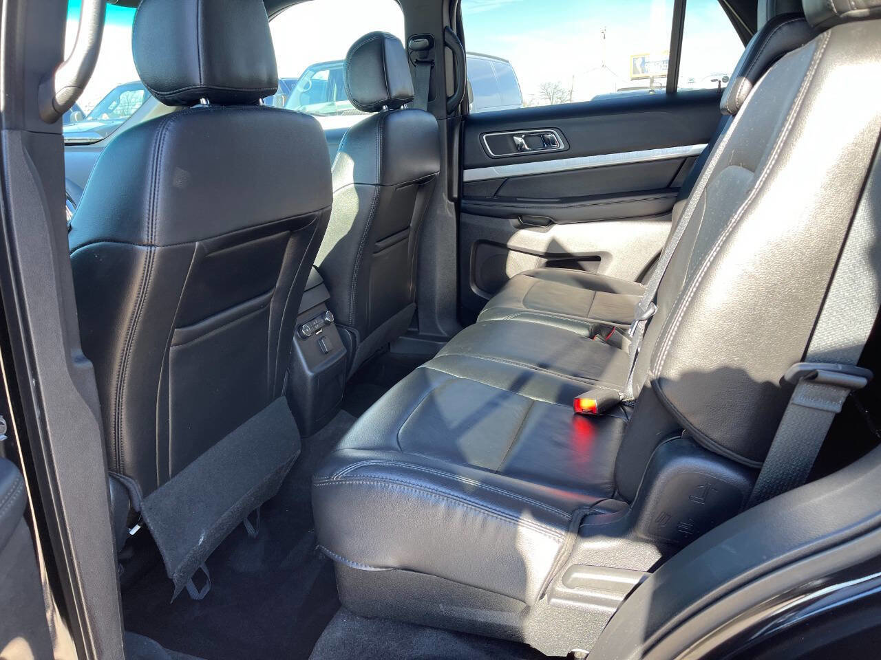 Used 2017 Ford Explorer XLT w/ Equipment Group 202A image 11