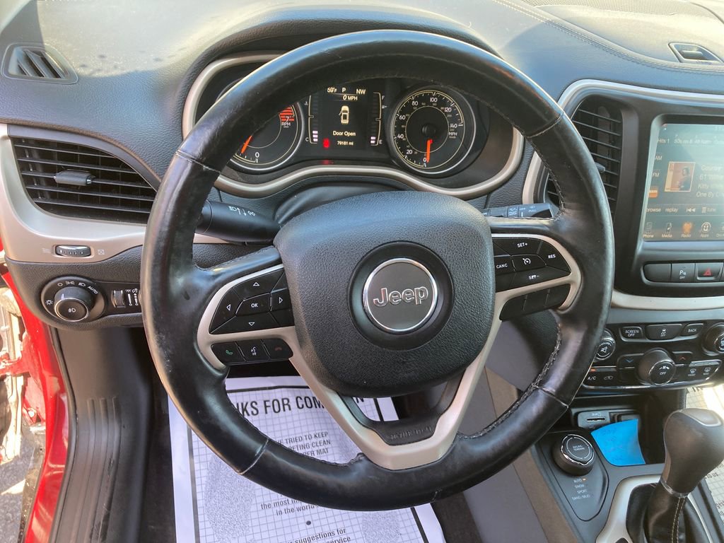 Used 2018 Jeep Cherokee Latitude AWD/4WD image 19