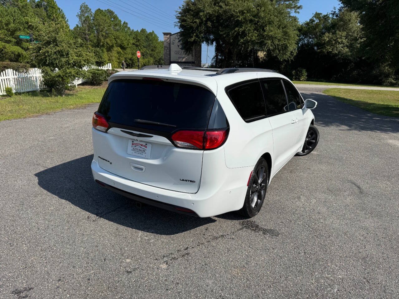 Used 2019 Chrysler Pacifica Limited w/ Advanced Safetytec Group FWD image 6
