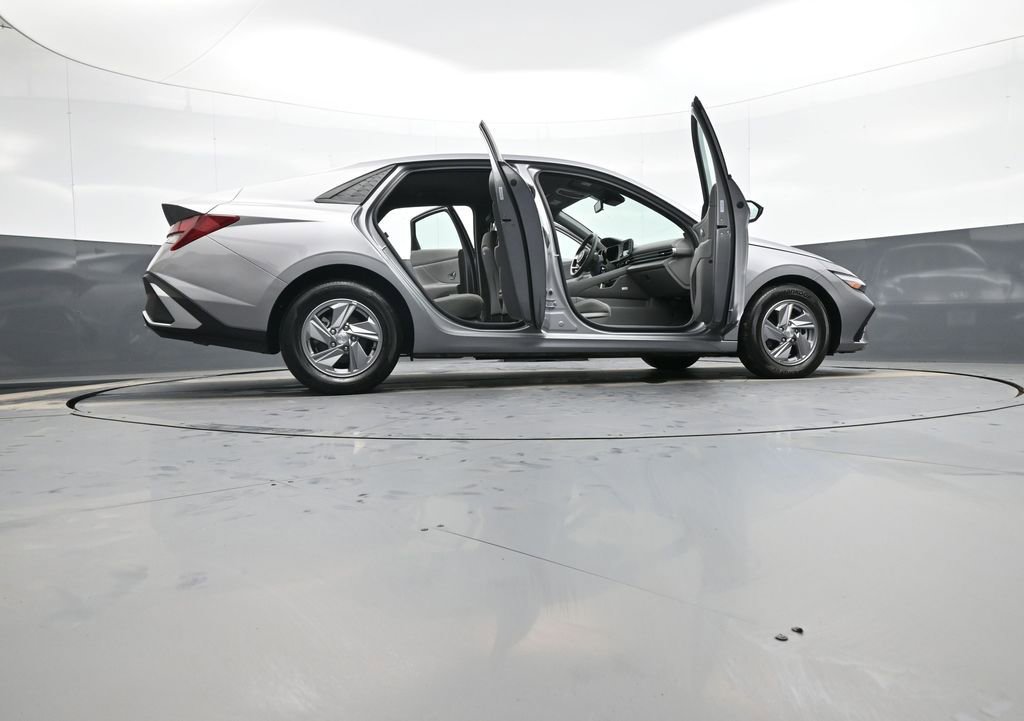 Certified 2025 Hyundai Elantra SE image 47