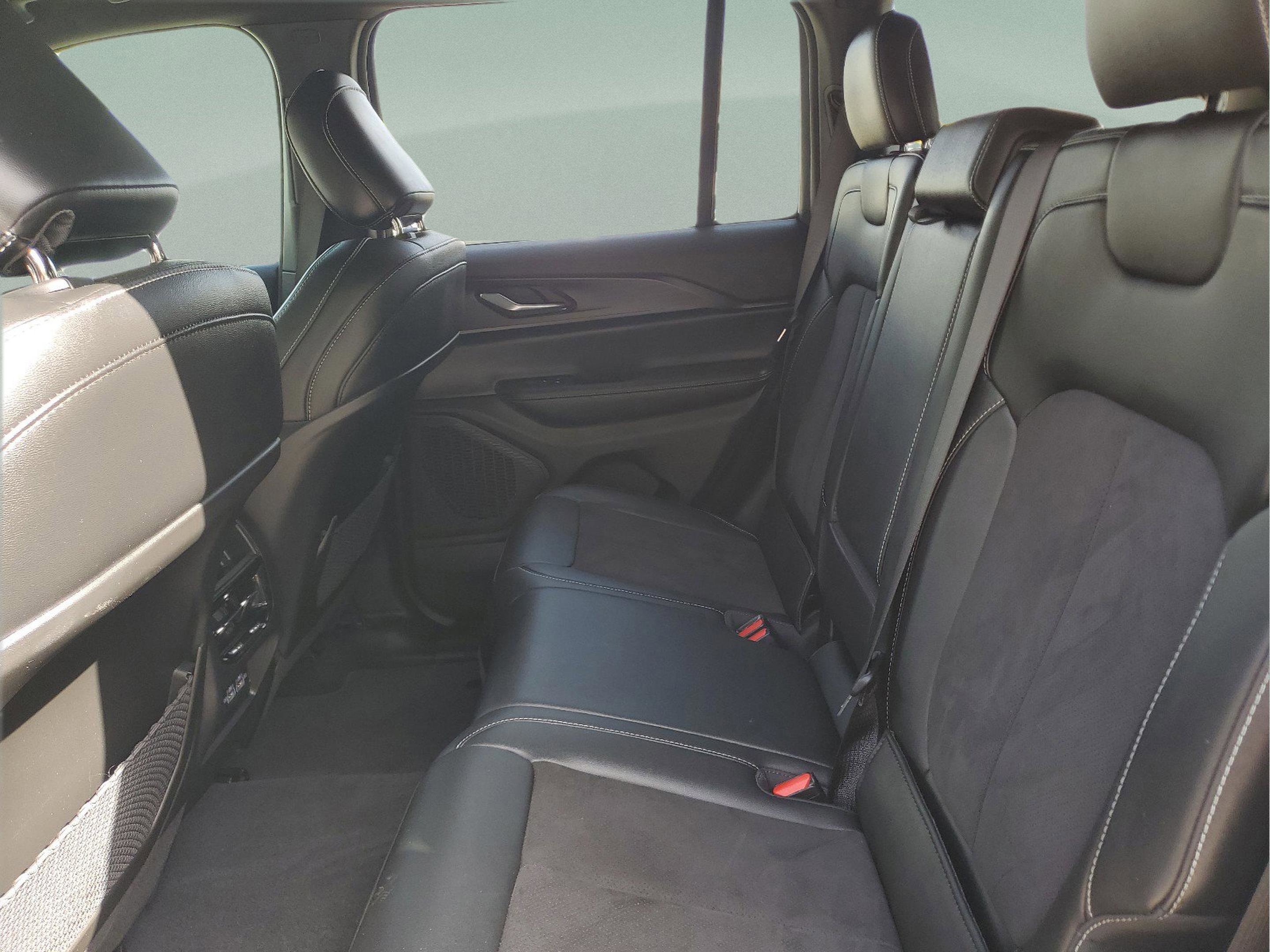 Certified 2024 Jeep Grand Cherokee Altitude image 10