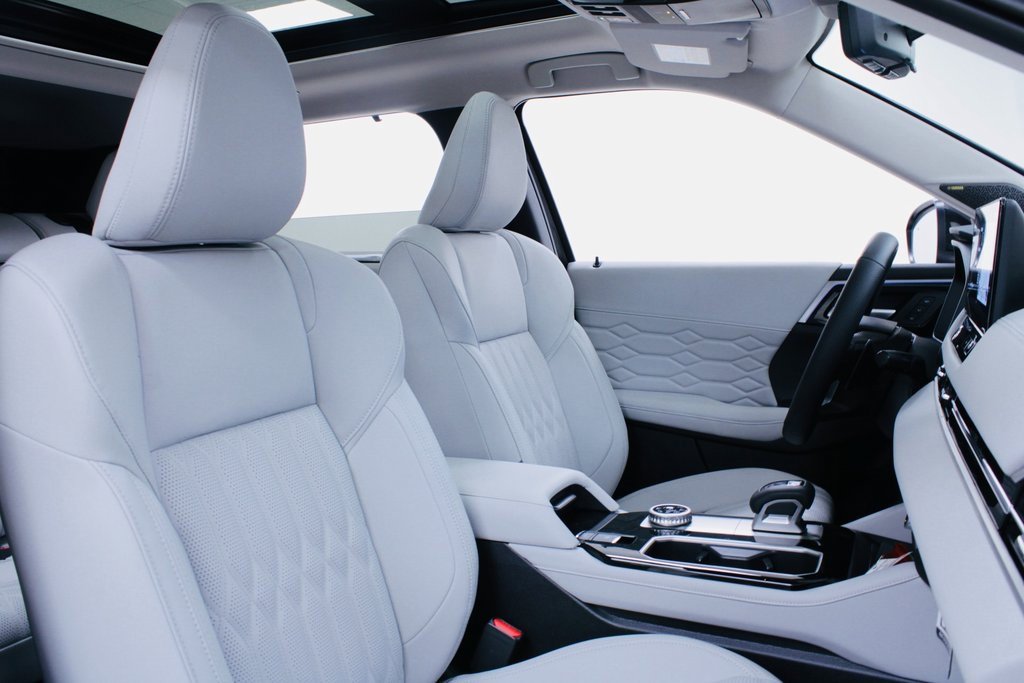 New 2025 Mitsubishi Outlander AWD image 30