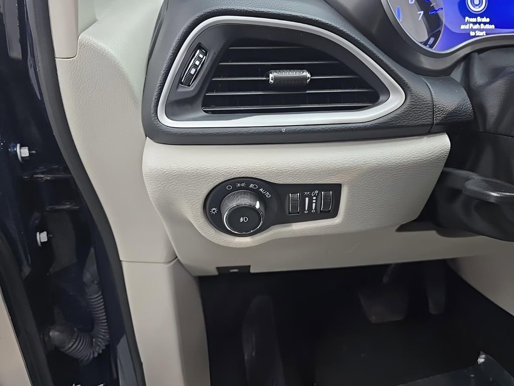 Used 2024 Chrysler Pacifica Touring-L image 11