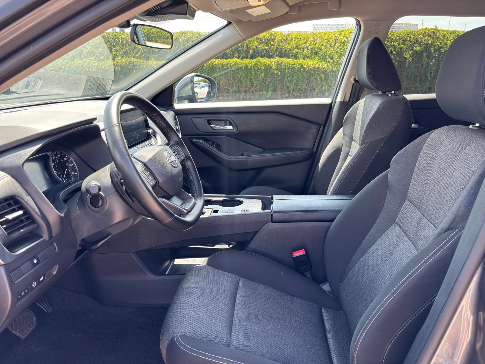 Used 2025 Nissan Rogue SV FWD image 28
