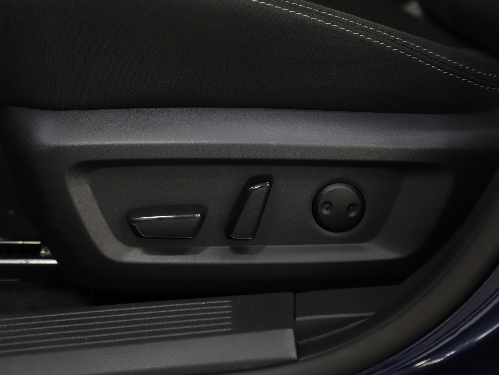 Used 2025 Nissan Rogue SV image 30