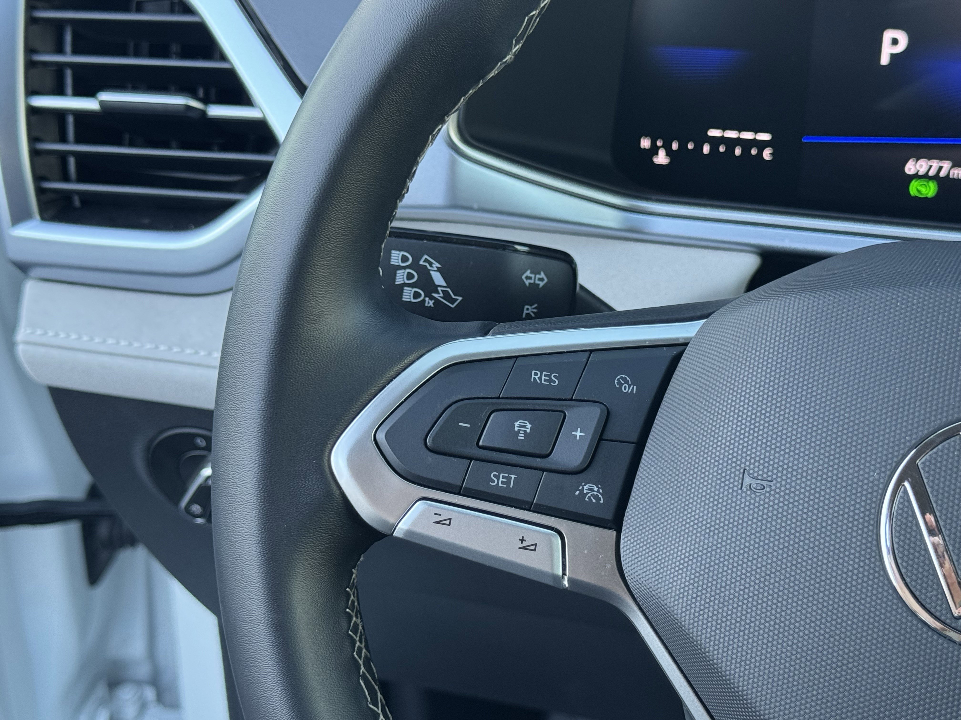 Used 2025 Volkswagen Taos SE image 21