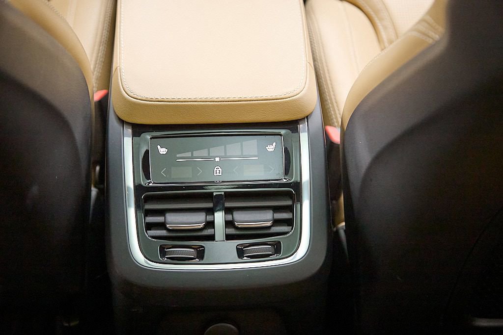 Certified 2023 Volvo XC90 T8 Ultimate w/ Lounge Package image 27