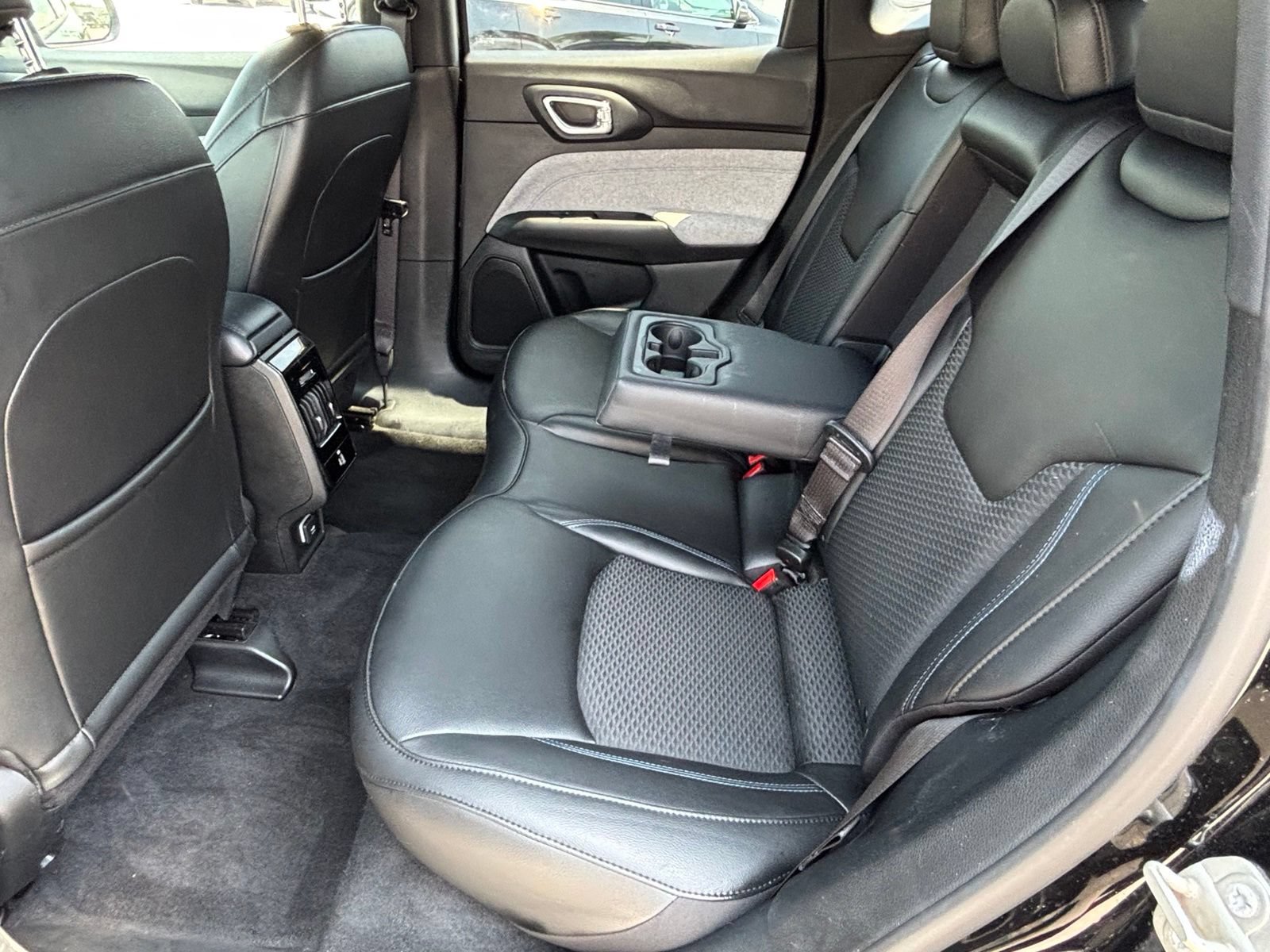Used 2023 Jeep Compass Latitude w/ Convenience Group AWD/4WD image 16