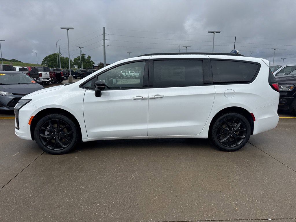New 2027 Chrysler Pacifica Limited w/ Family Tech Group AWD/4WD image 26
