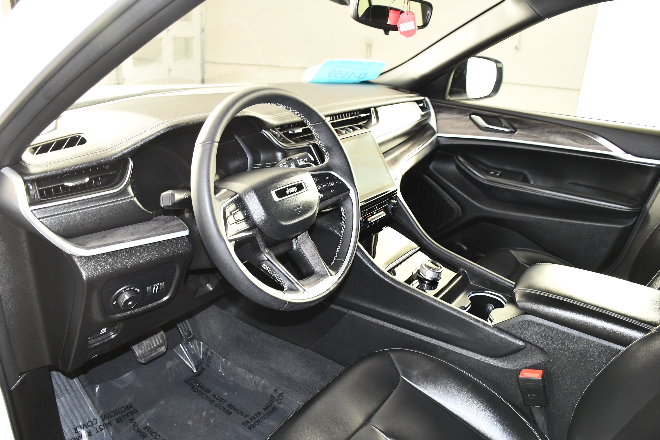Used 2024 Jeep Grand Cherokee Limited AWD/4WD image 2