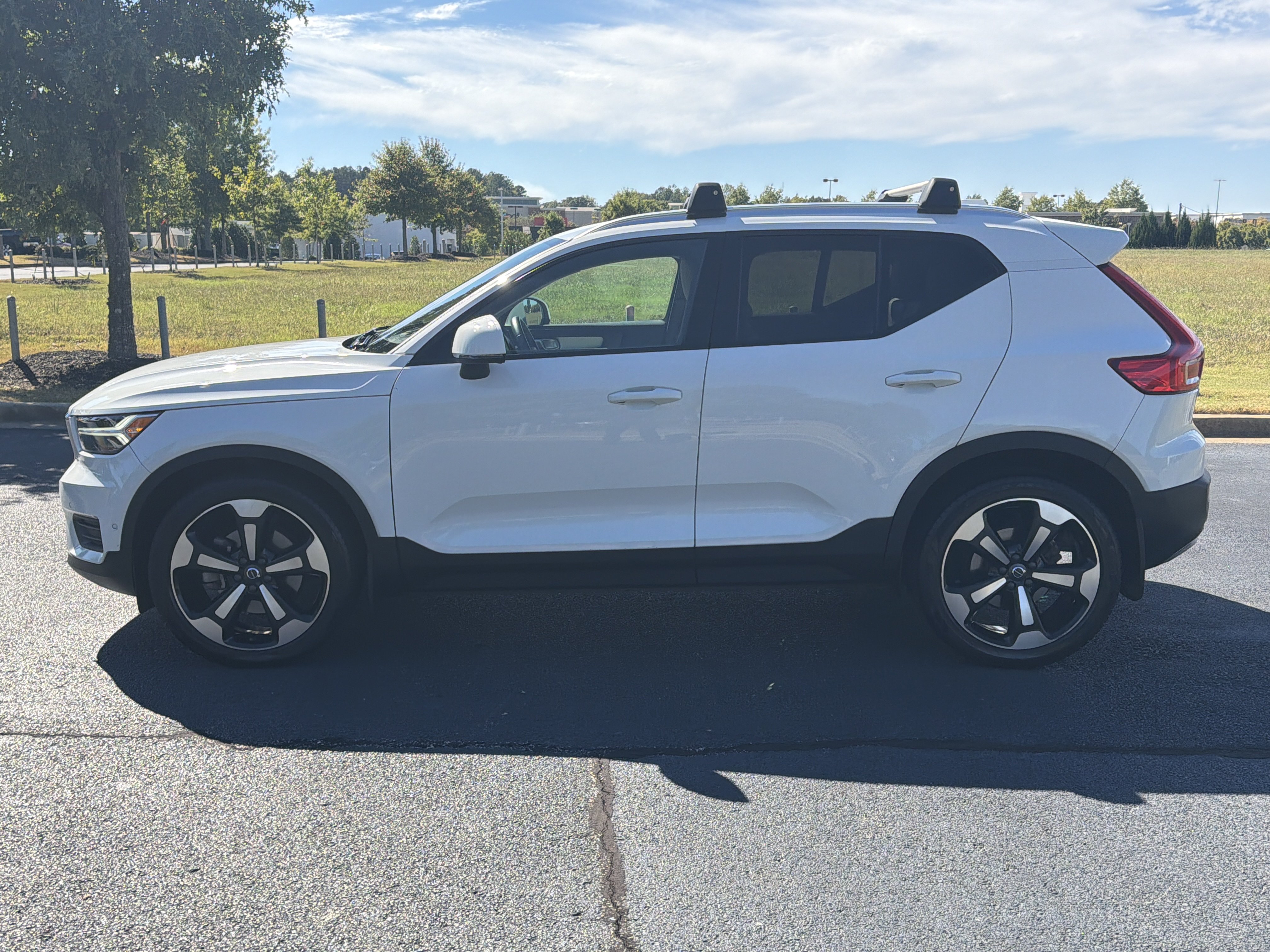 Used 2019 Volvo XC40 T4 Momentum FWD image 6