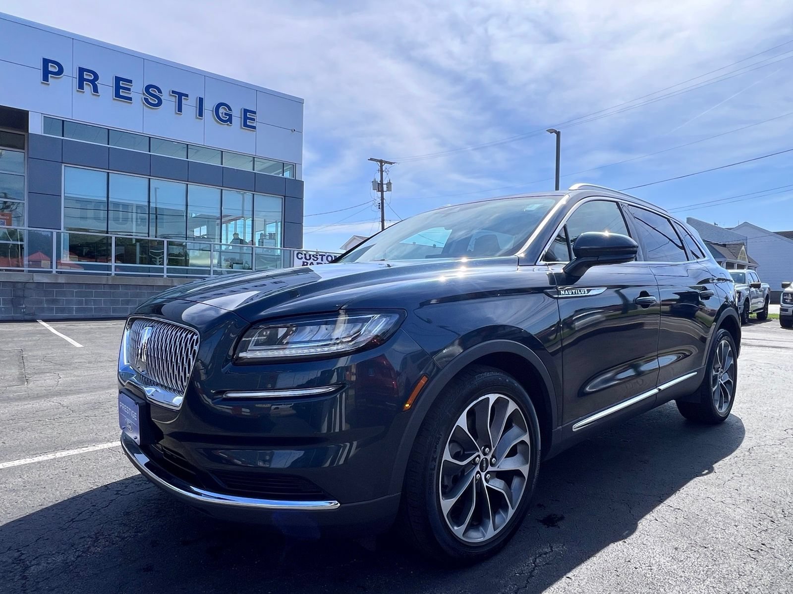 Used 2023 Lincoln Nautilus Reserve AWD/4WD image 5