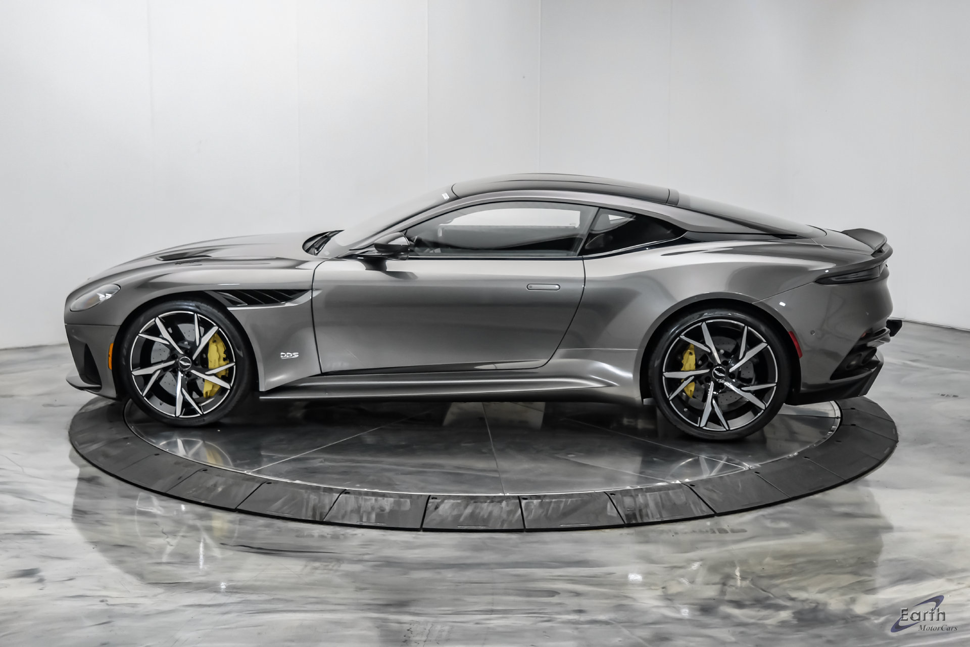 Used 2019 Aston Martin DBS Superleggera RWD image 8