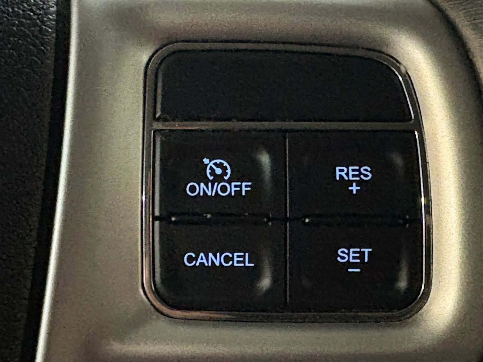 Used 2015 Chrysler Town & Country Touring-L w/ Driver Convenience Group image 37