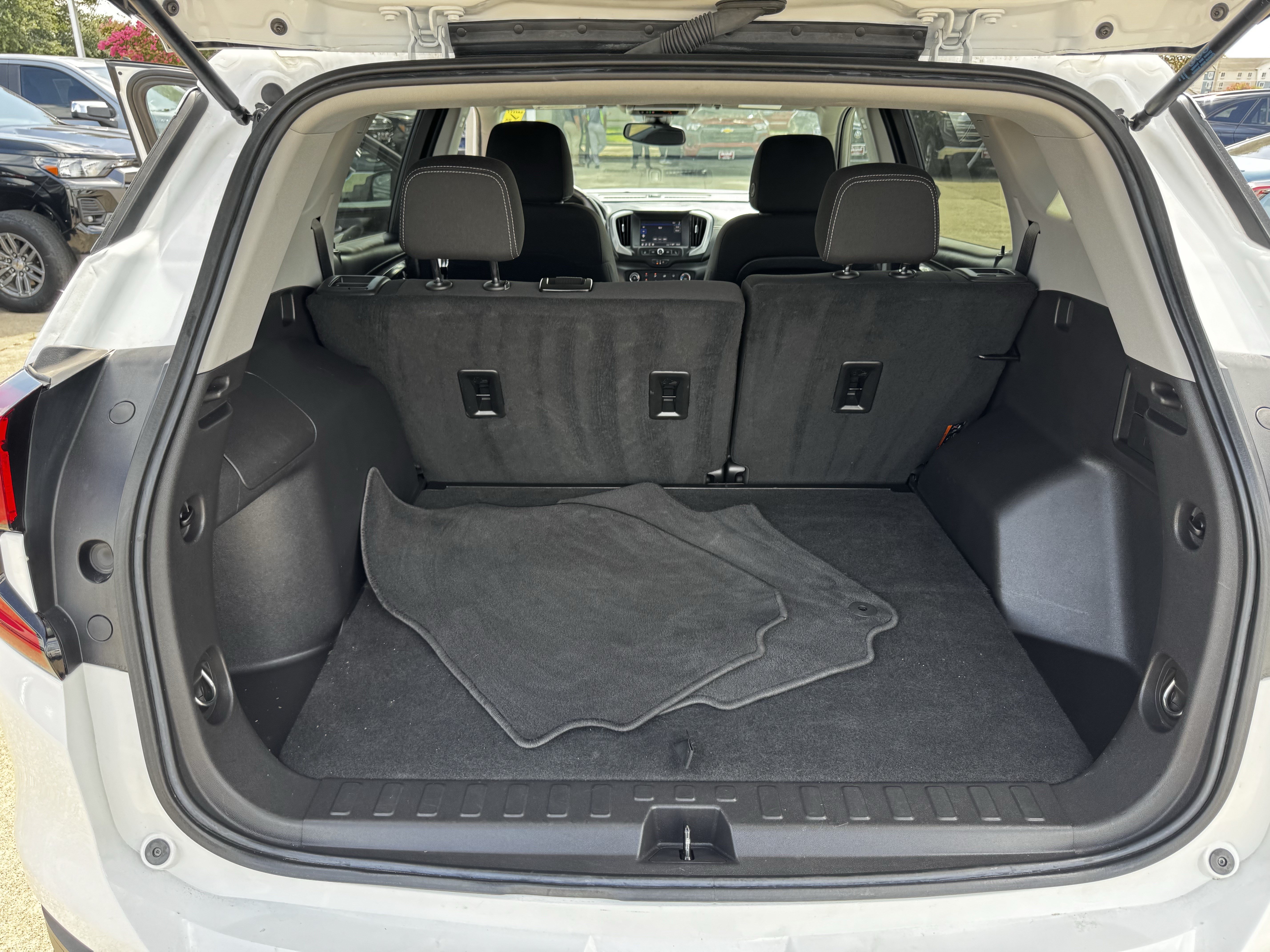 Used 2024 GMC Terrain SLE FWD image 25