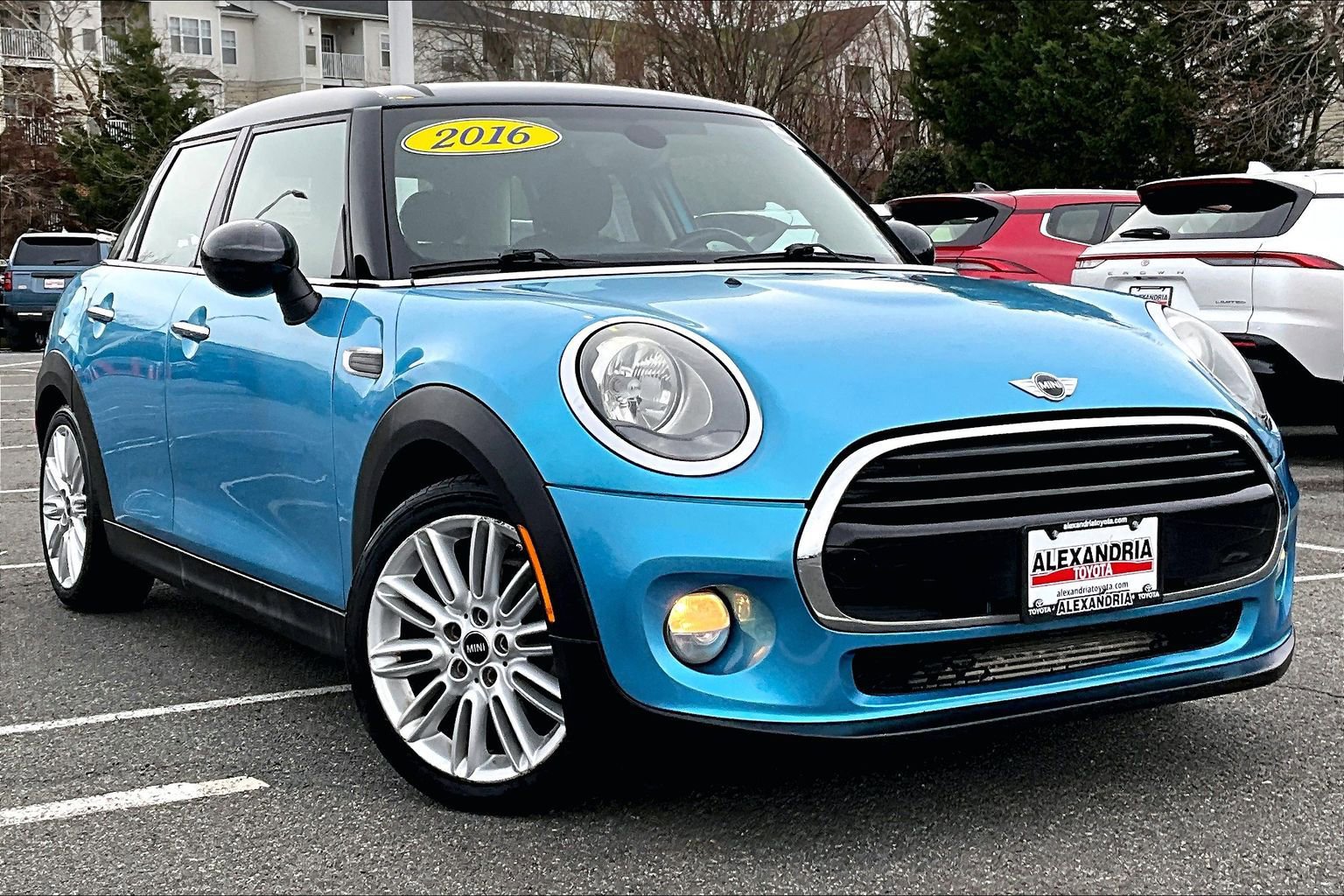 Used 2016 MINI Cooper 4-Door Hardtop image 2
