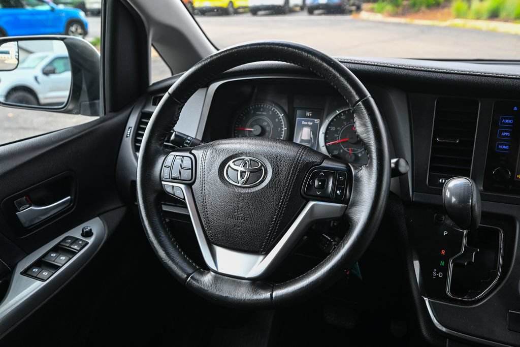 Used 2017 Toyota Sienna SE FWD image 31