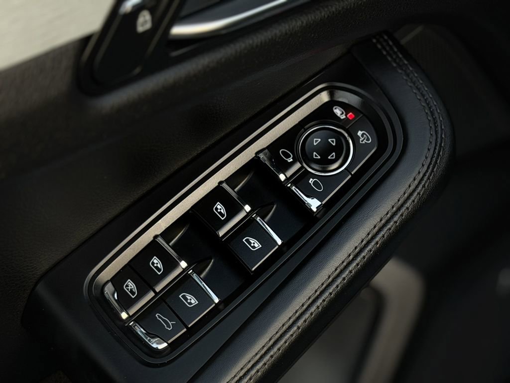 Used 2020 Porsche Macan Turbo AWD/4WD image 17