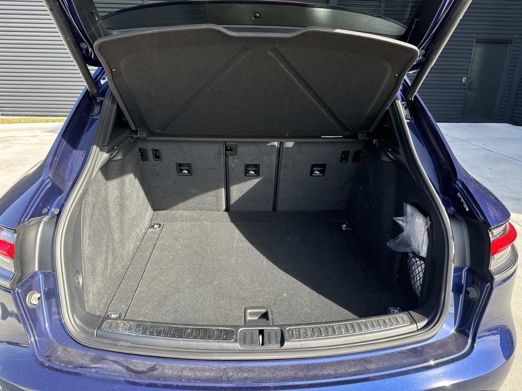 Certified 2025 Porsche Macan image 13
