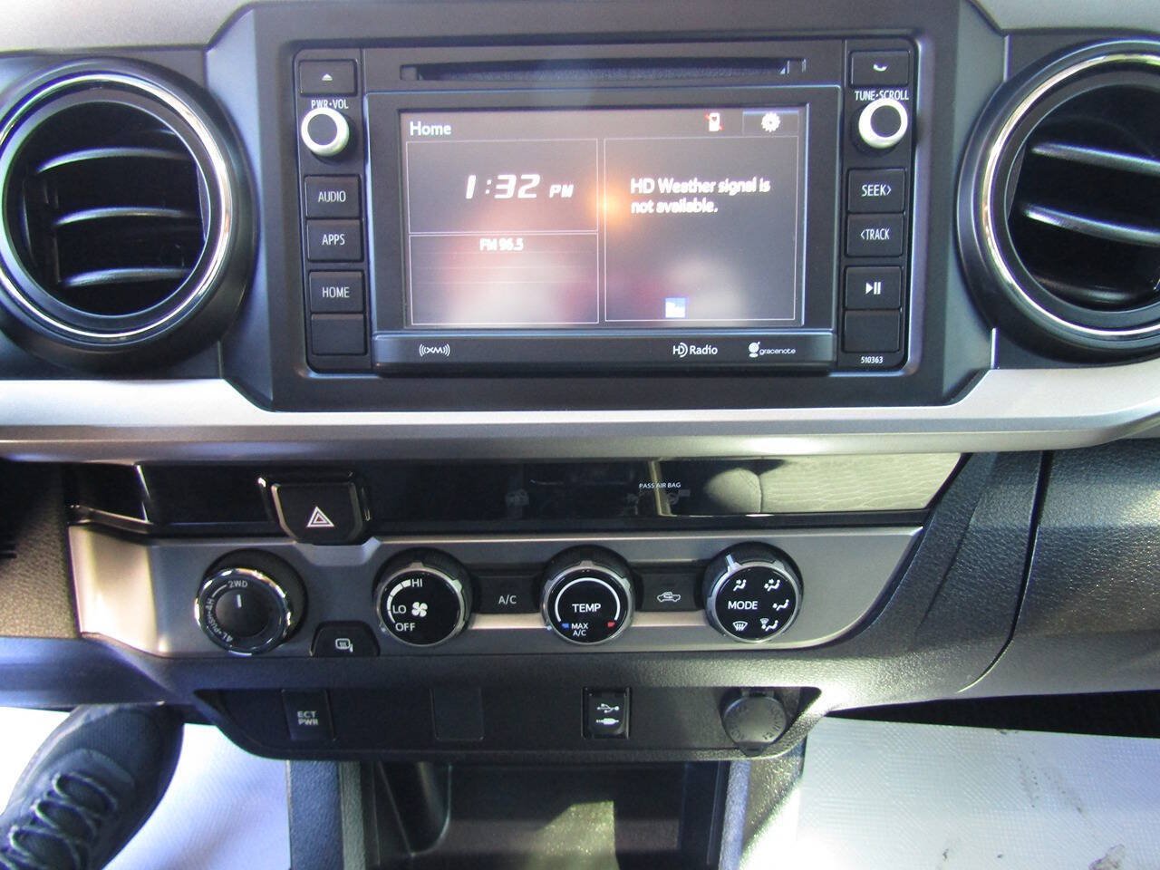 Used 2018 Toyota Tacoma SR5 AWD/4WD image 12