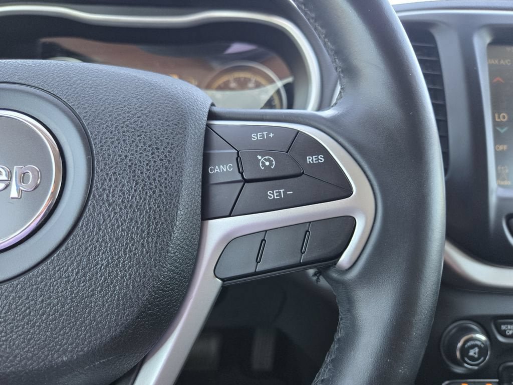 Used 2014 Jeep Cherokee Latitude w/ Comfort/Convenience Group AWD/4WD image 19