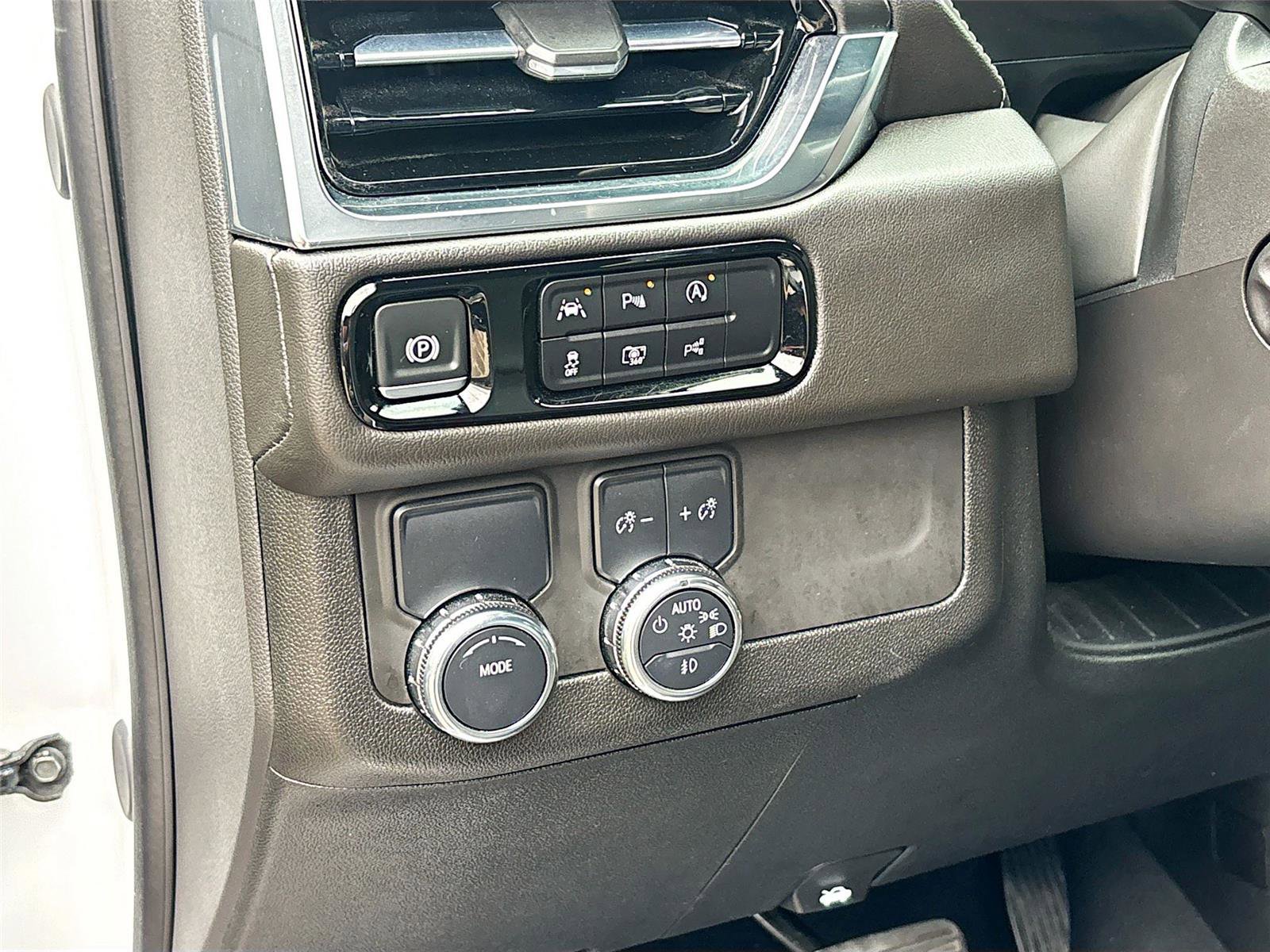 Used 2025 GMC Yukon XL Denali RWD image 10